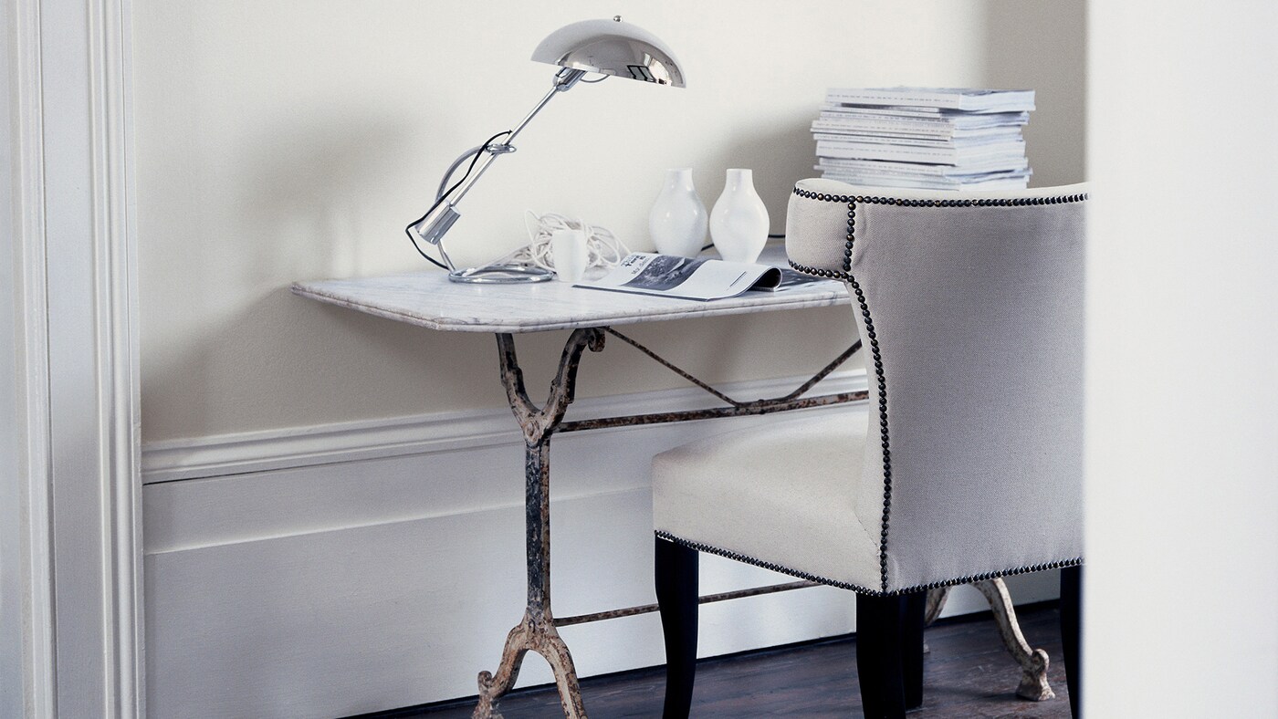 Een bureau geschilderd in een kleurenpalet van verfijnde tinten wit en gebroken wit.