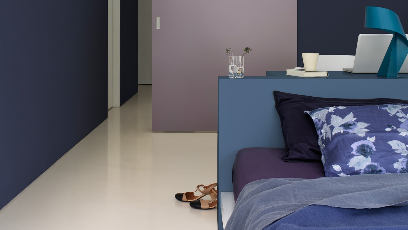 Als je bang bent dat zwart en wit te hard overkomt in je nieuwe woning, probeer dan de look te verzachten door gebruik te maken van soortgelijke, maar meer diverse kleurencombinaties.