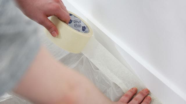 Plinten afplakken met schilderstape voor het schilderen