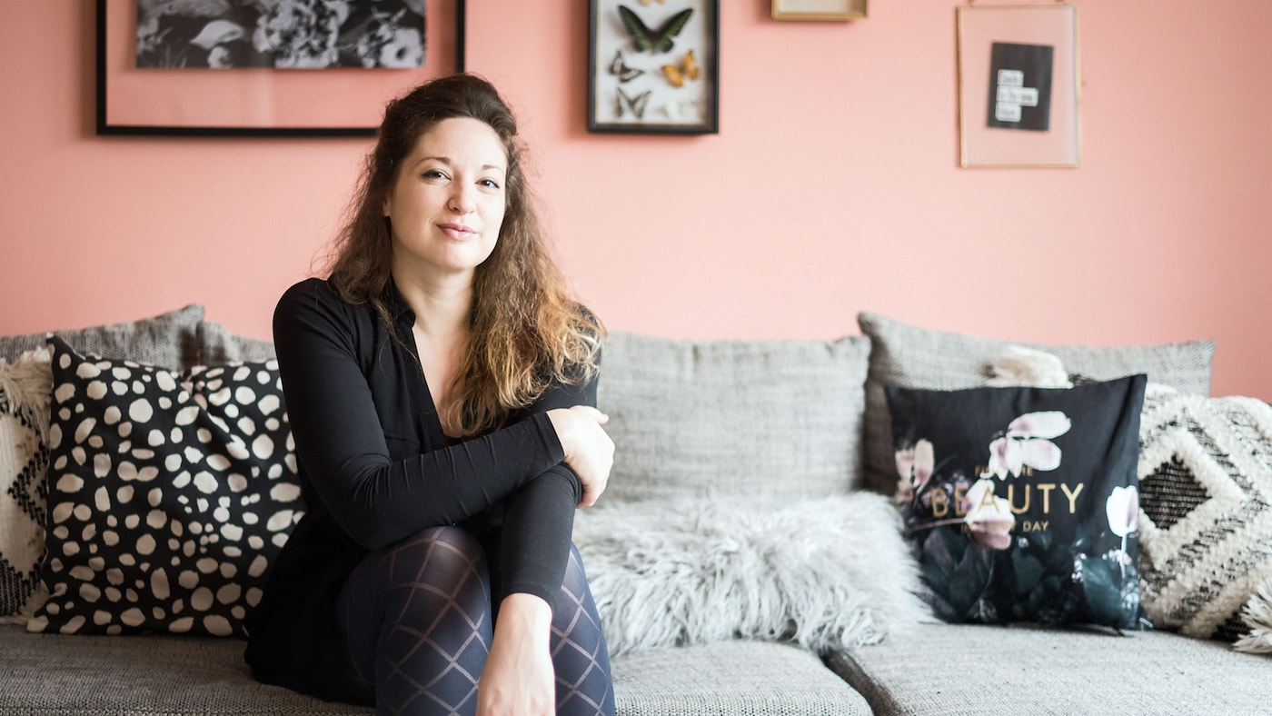 13zor Jennifer Ghislain in zetel voor roze muur