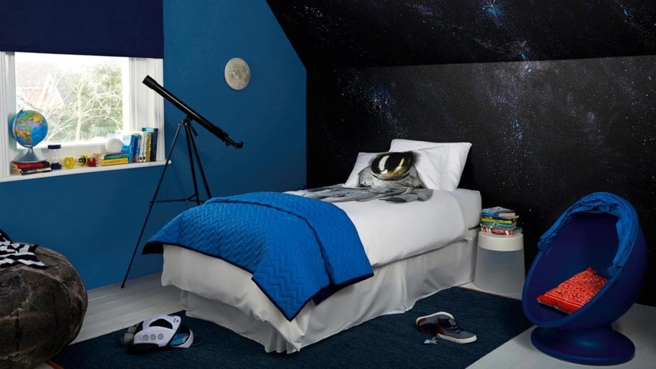 kinderkamer schilderen in ruimte thema met  zwarte blauwe paarse kleuren