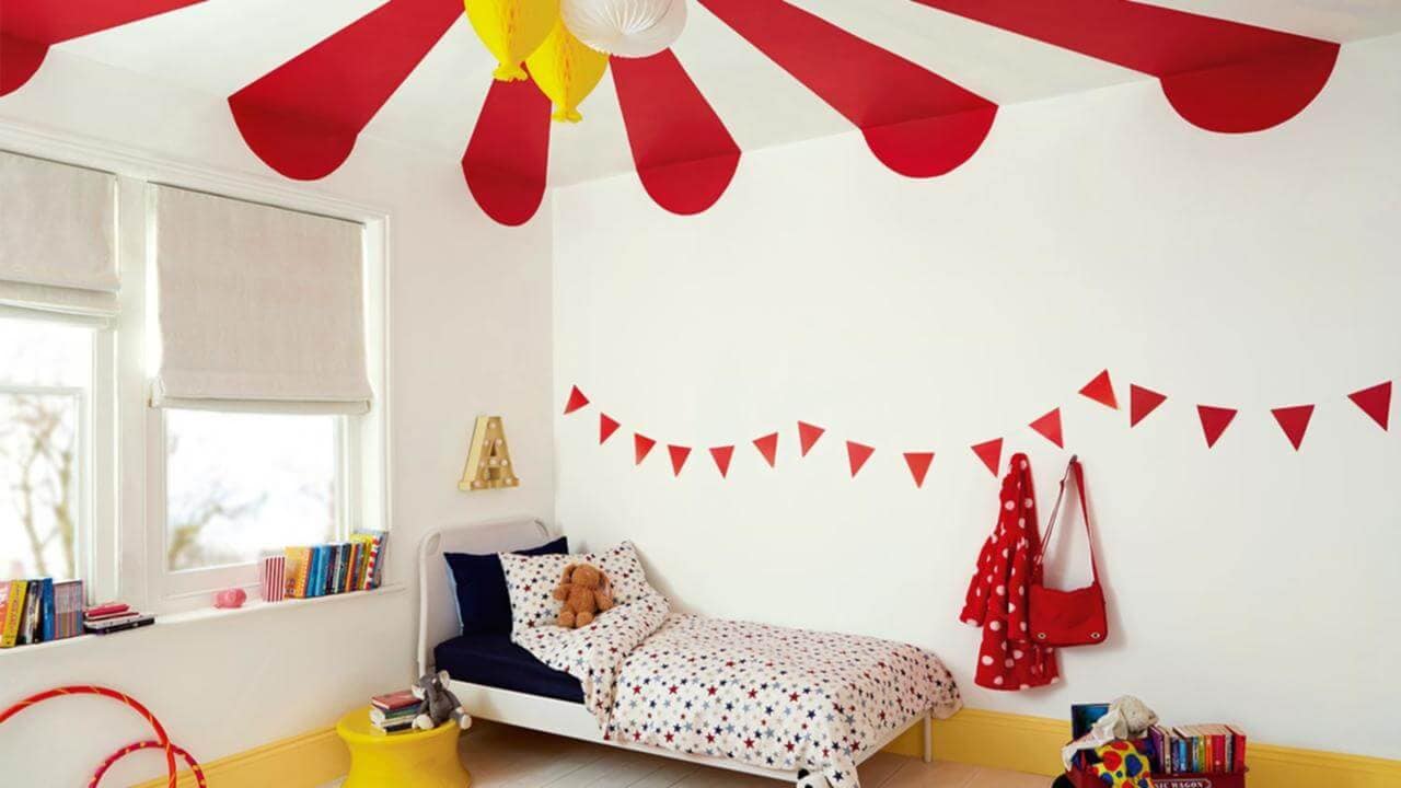 Kinderkamer geschilderd als cirucustent met rode verf