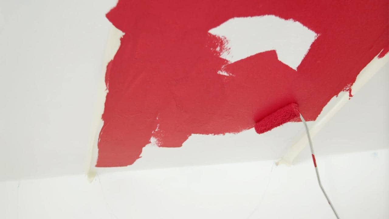 Het rood schilderen van een plafond