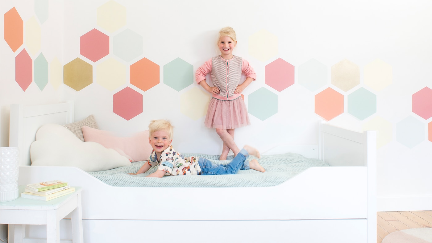 Kinderkamer met honingraatmotief in pastelkleuren