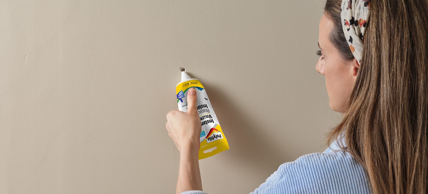 Een gat vullen met Polyfilla Instantvuller in tube