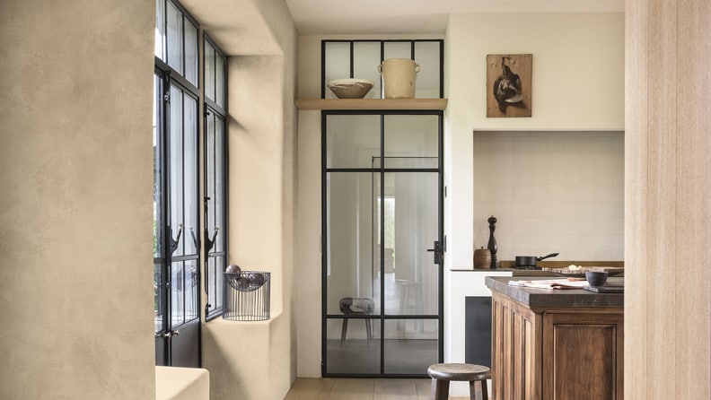 Levis landelijke keuken met smeedijzeren ramen en deuren