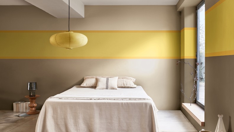 Levis slaapkamer met gele streep geschilderd over de volledige muren