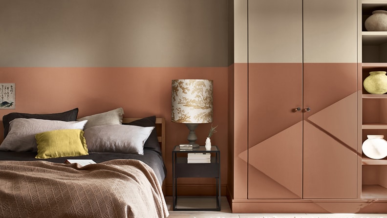 Levis slaapkamer met geschilderde muur en kleerkast in roze en grijs