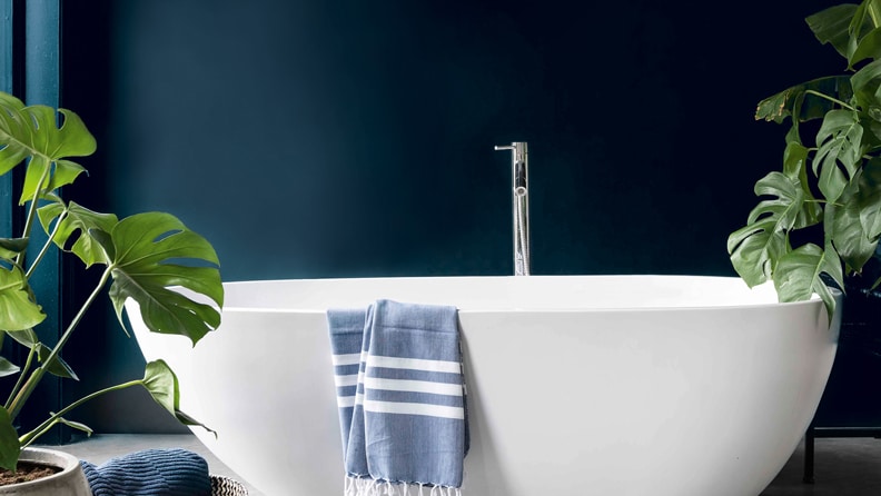 Levis vrijstaand bad voor een donkerblauwe muur