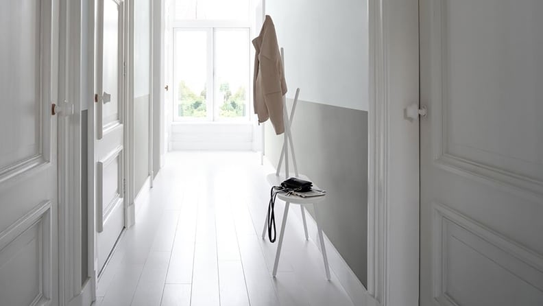 Levis hall met witte houten deuren en witte parket