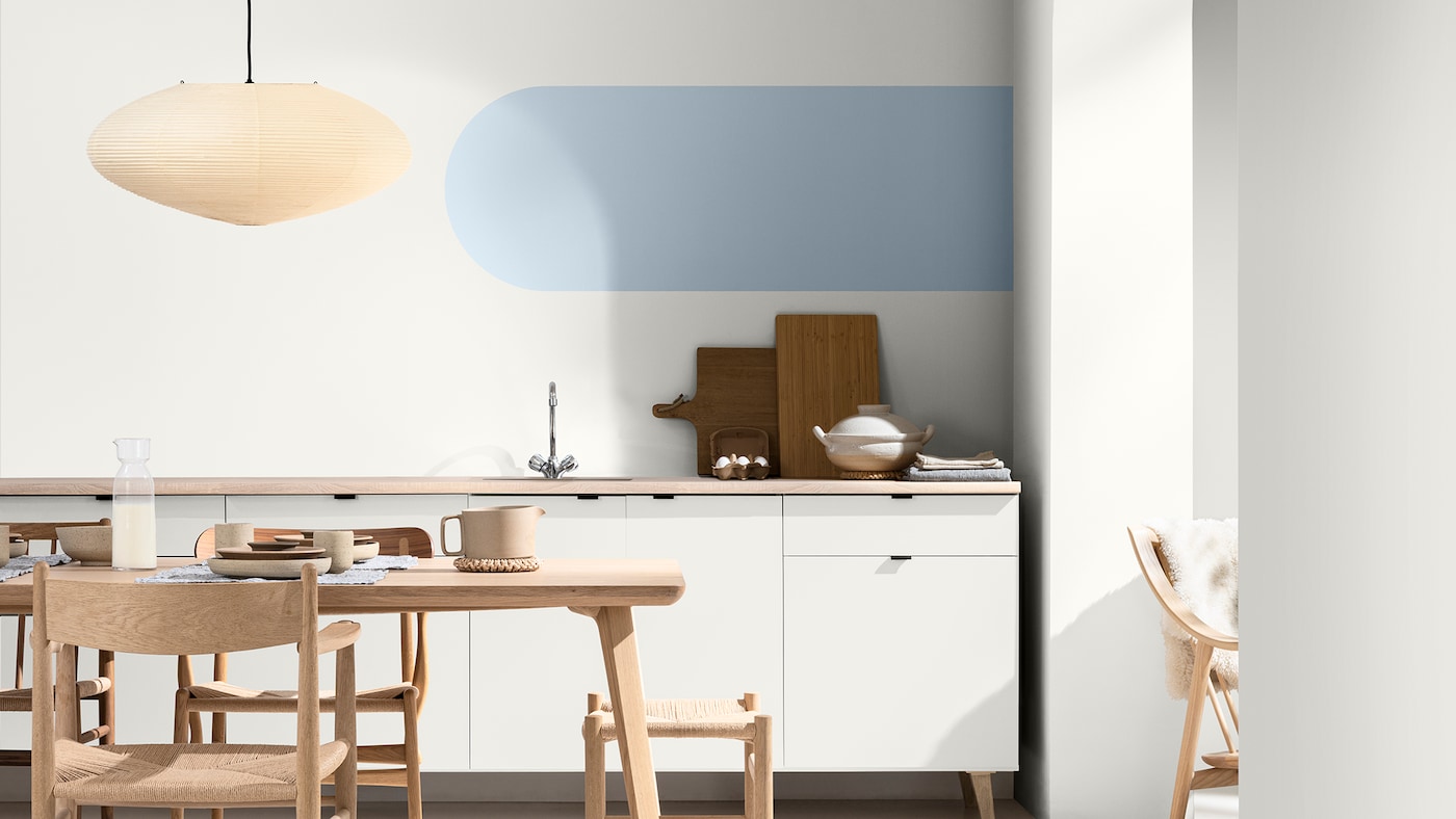 Witte keuken met blauwe balk op de muur