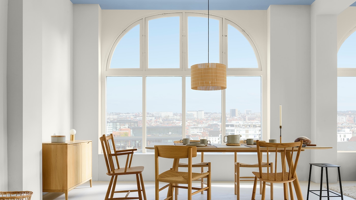 Eetkamer met blauw geschilderd plafond