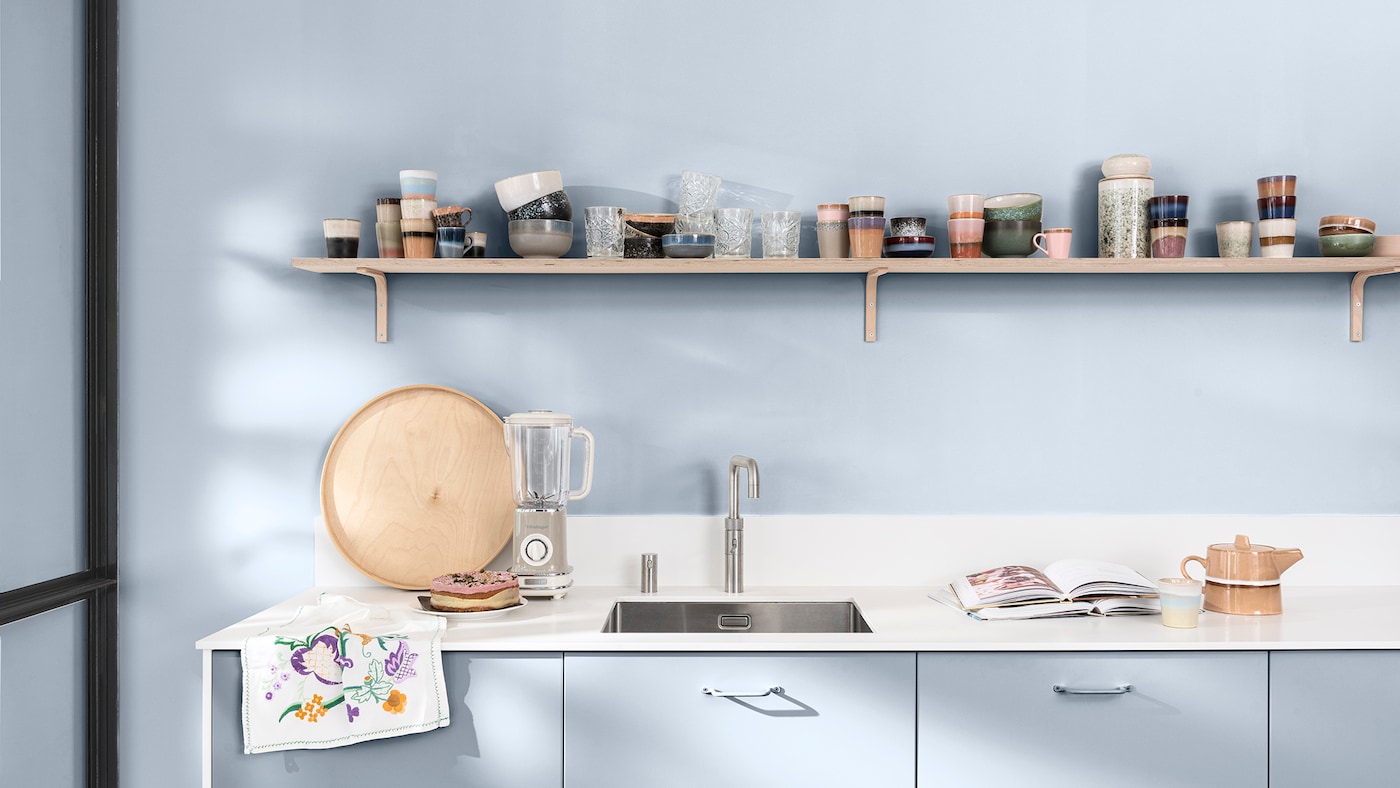 Keuken met blauw geverfde muren en kasten