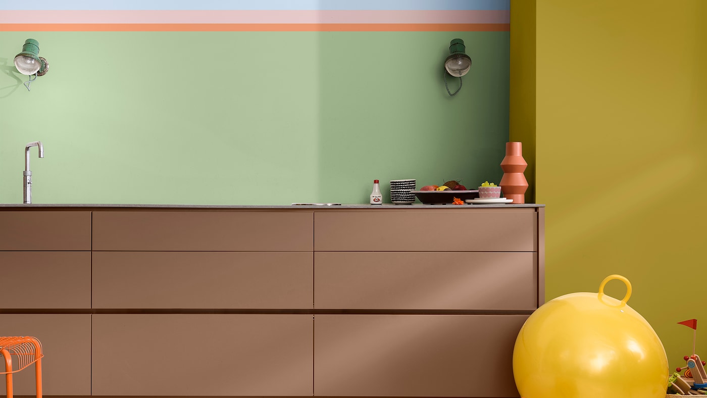 Keuken met groene en lichtblauwe achterwand