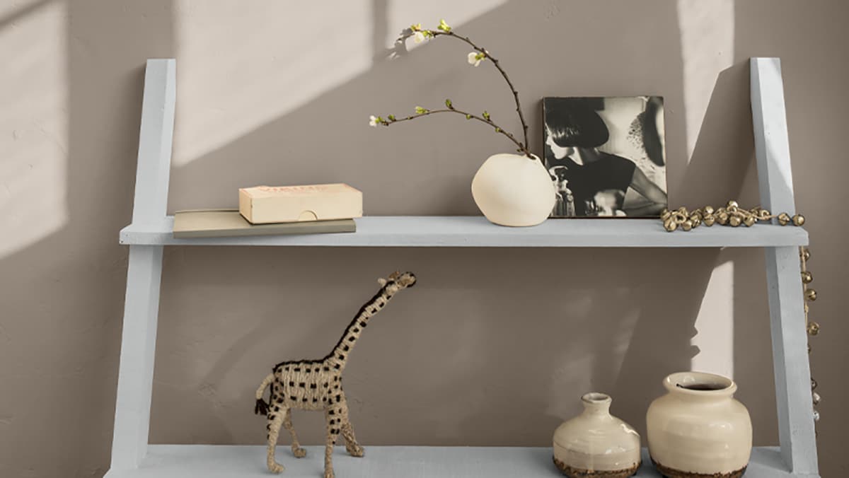 KOELE ONDERTONEN - Klassieke, koele grijze muren passen mooi in westgerichte kamers en zien er bovendien prachtig uit in kunstlicht.