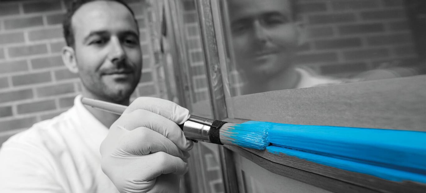 schilder die buitenraam schilderd