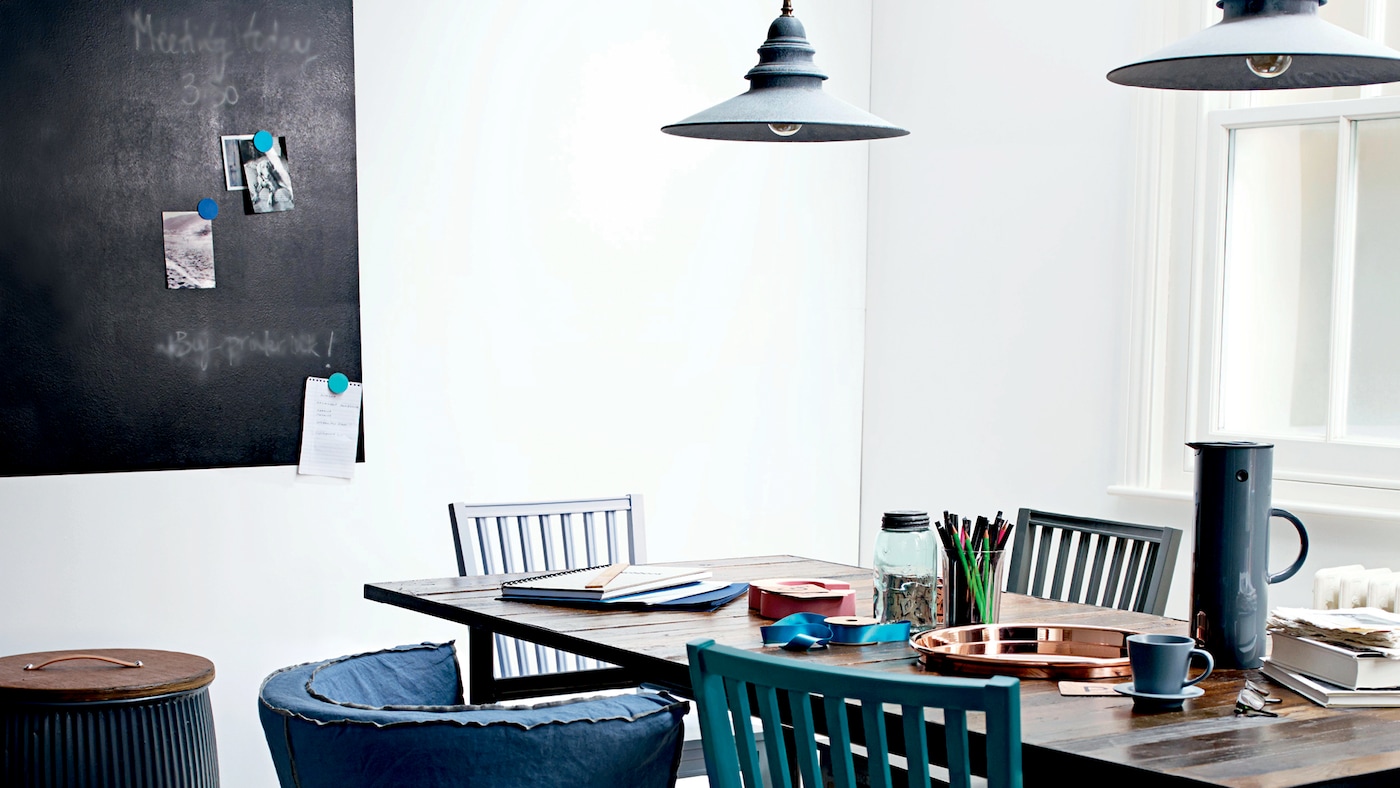 Küçük bir alanı karatahta olarak boyayarak duvarlarınızı gerekli alışveriş listeleri için stil sahibi bir alana dönüştürün - ayrıca çocuklar buraya çizim yapmaktan büyük keyif alacaktır!