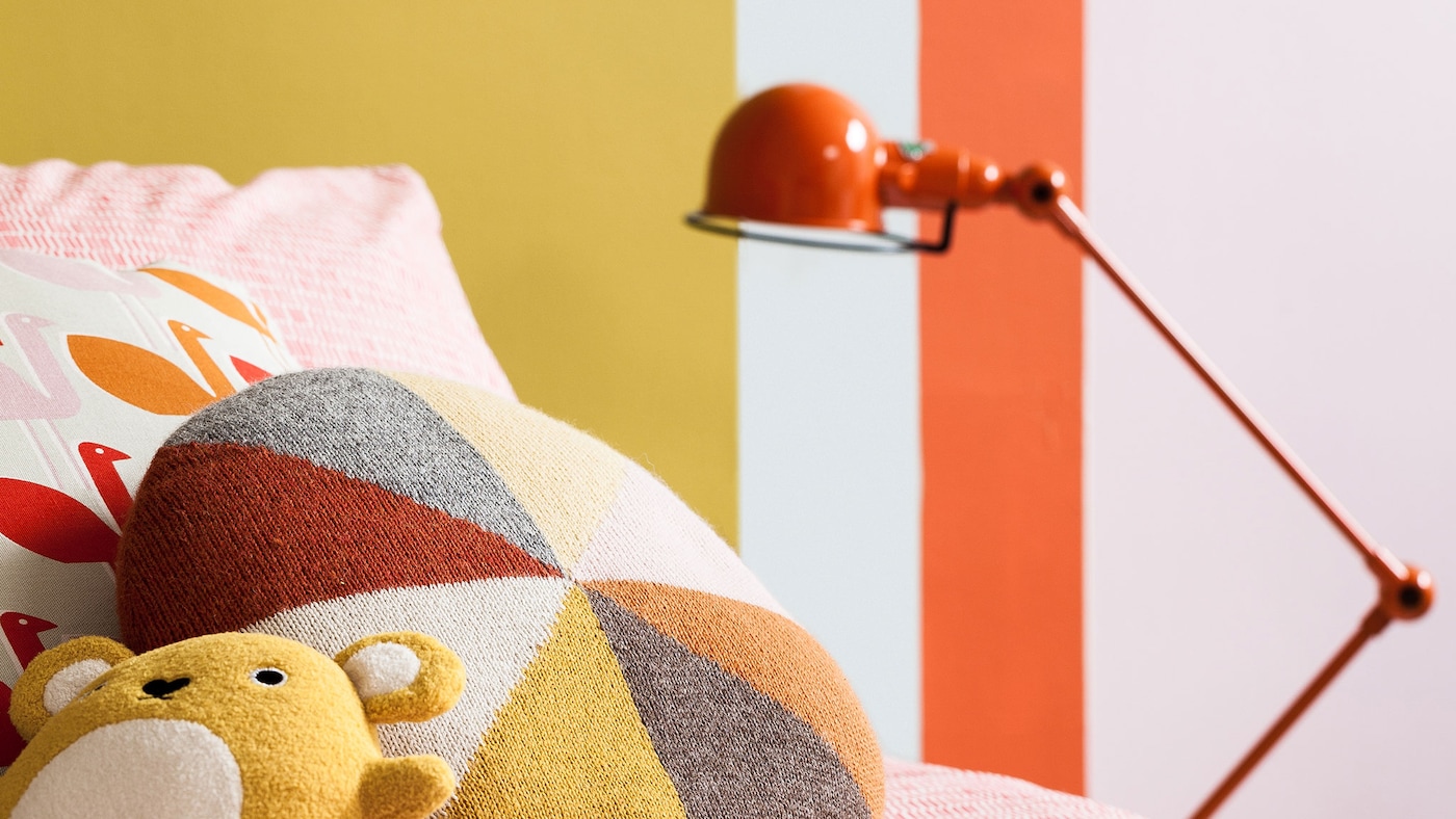 Neşeli ama sofistike bir kız yatak odası renk uyumu için hardal yeşili ile parlak turuncuyu eşleştirmeyi deneyin. 