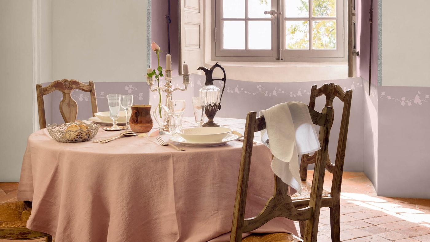 Du kan skabe en smuk og traditionel spisestue med landlig, fransk inspiration. Brug klare, grå nuancer sammen med støvede, afdæmpede pastelfarver som f.eks. violet og syrenfarvet.