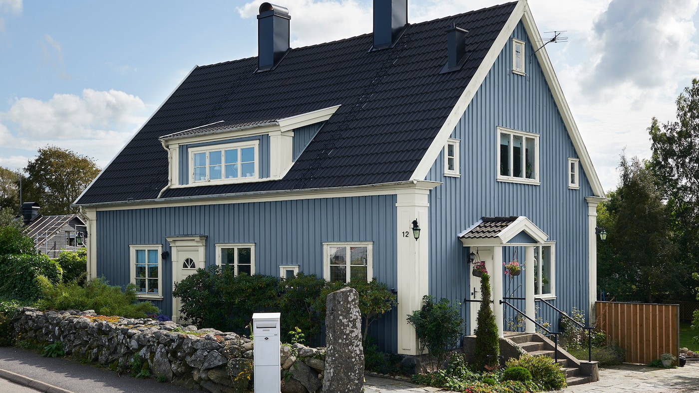 Mal blå farve på træfacaden