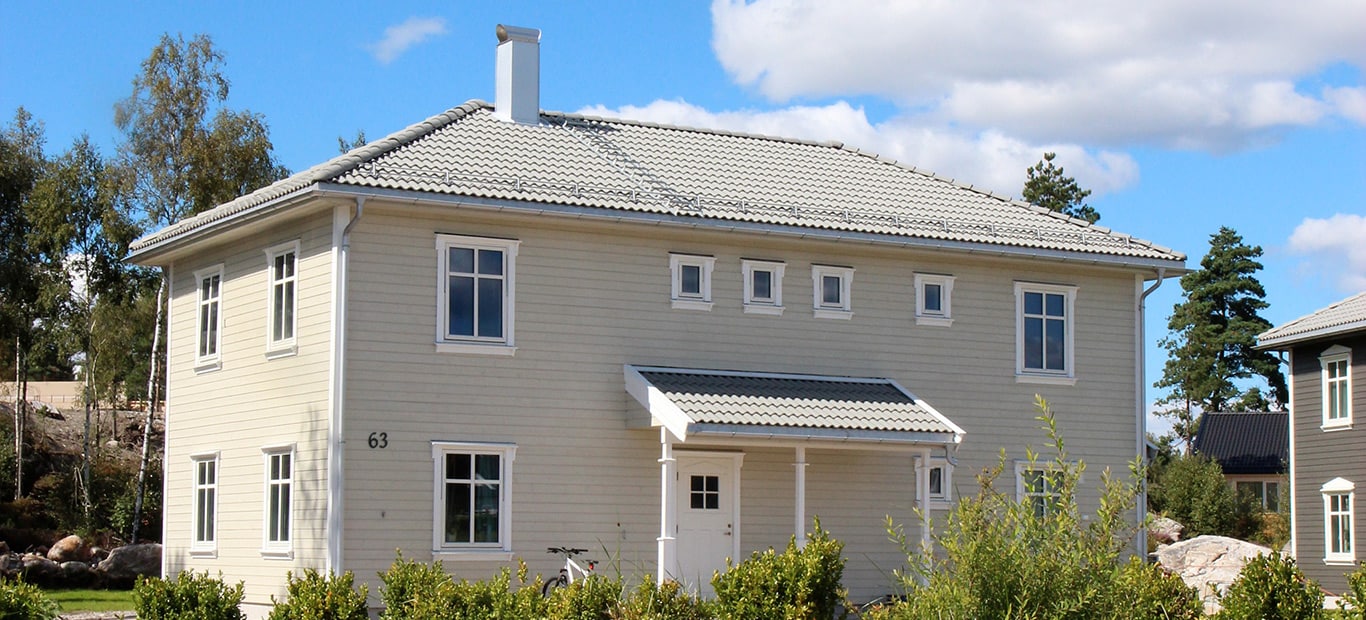 Beige husfarge i gråmalt nabolag