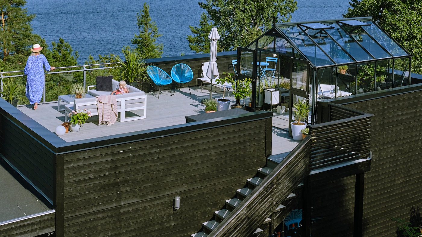 Huset til @aimforhappiness er malt med ONE i farge Mountain River og terrassen beiset med UV Super i farge Tjøme