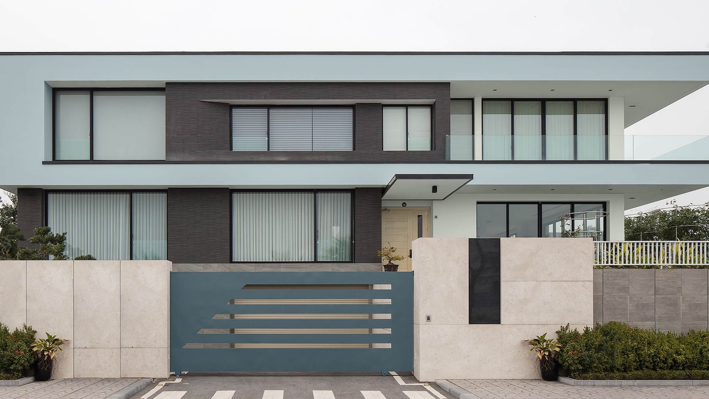 Moderne murhus malt med husmaling i blå farge