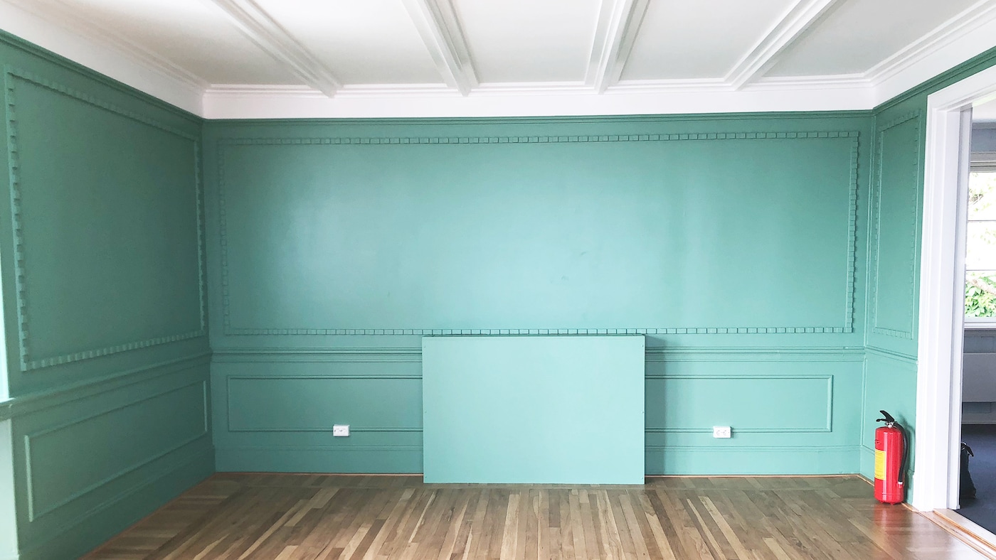 Vakre vegglister i sommerhuset til Finn Schjøll