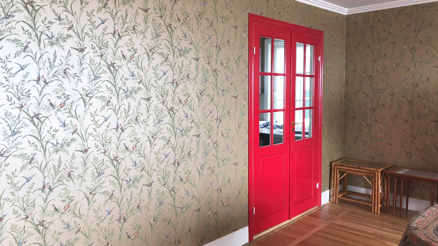 Rødmalt dør og tapet i gull hos Finn Schjøll