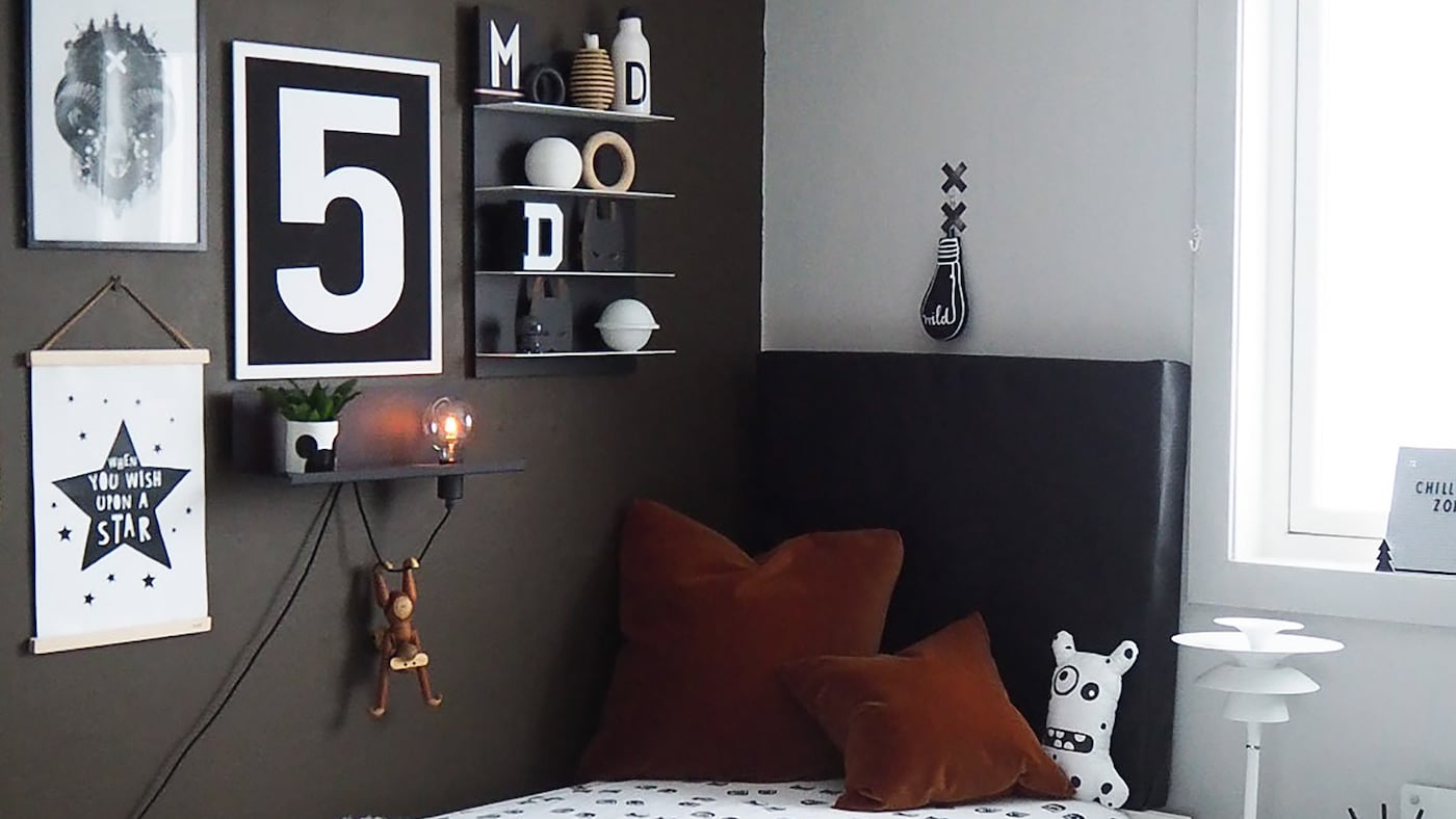 CamillaAthena maler gutterom i brun signaturfarge