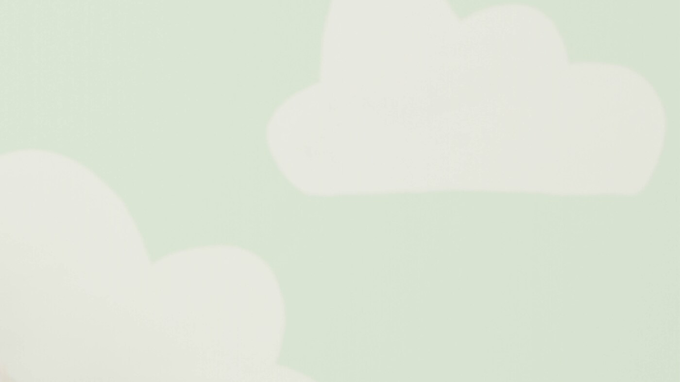 Hvis du vil ha et nedtonet, men likevel lekent preg, kan du jo male en sommerhimmel i taket i barnerommet?