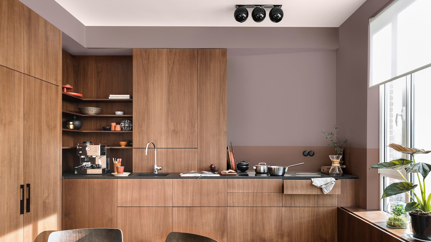 Kjøkkeninspirasjon med duse farger malt på veggen