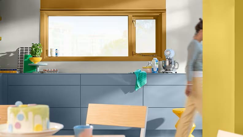 Et strøk med farge vil raskt gjenopplive gamle kjøkkenskap.