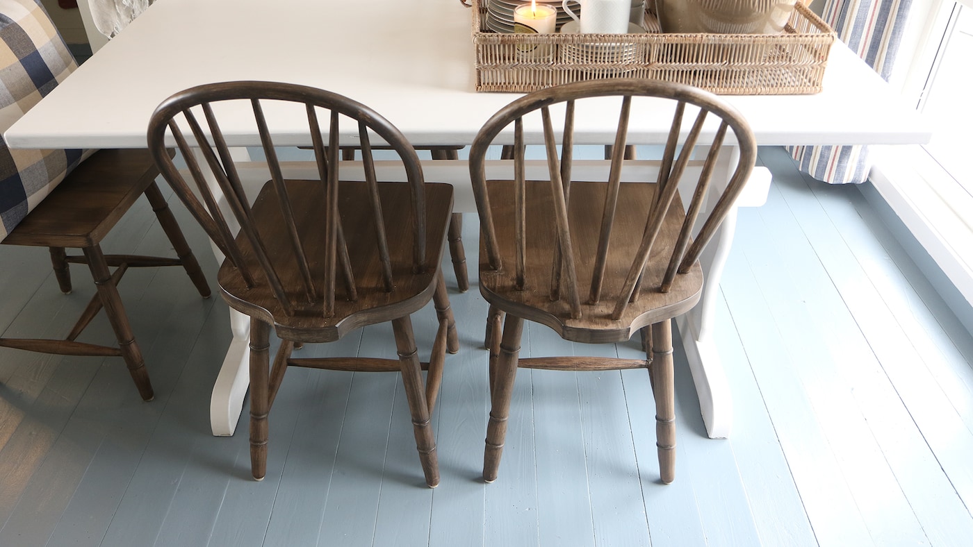 eventyrlig-oppussing-maler-gulvet-mørkeblått