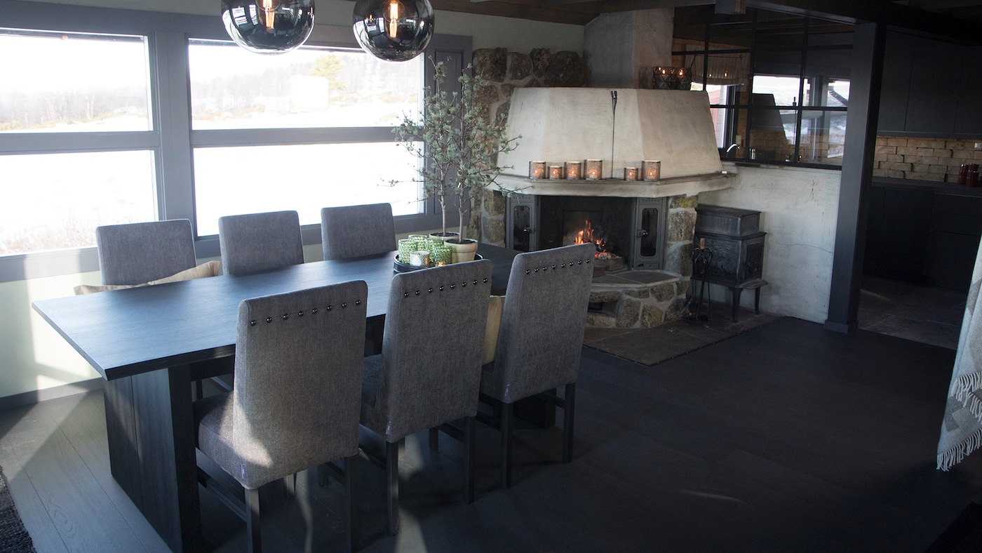 Eventyrlig Oppussing av hytte på Geilo og sortmalte vinduskarmer