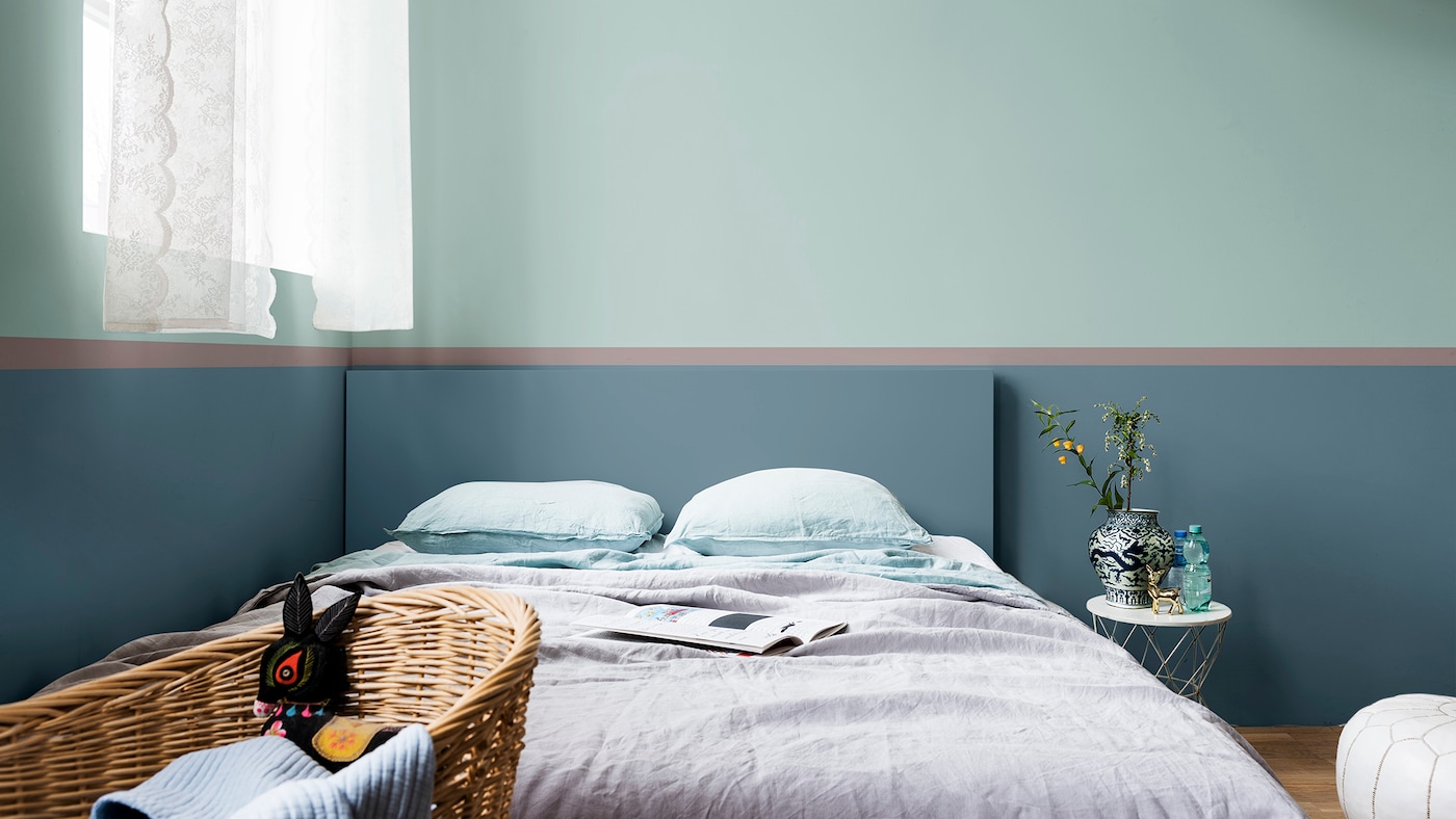 Mal en beroligende fblå-grønn farge på veggen i soverommet