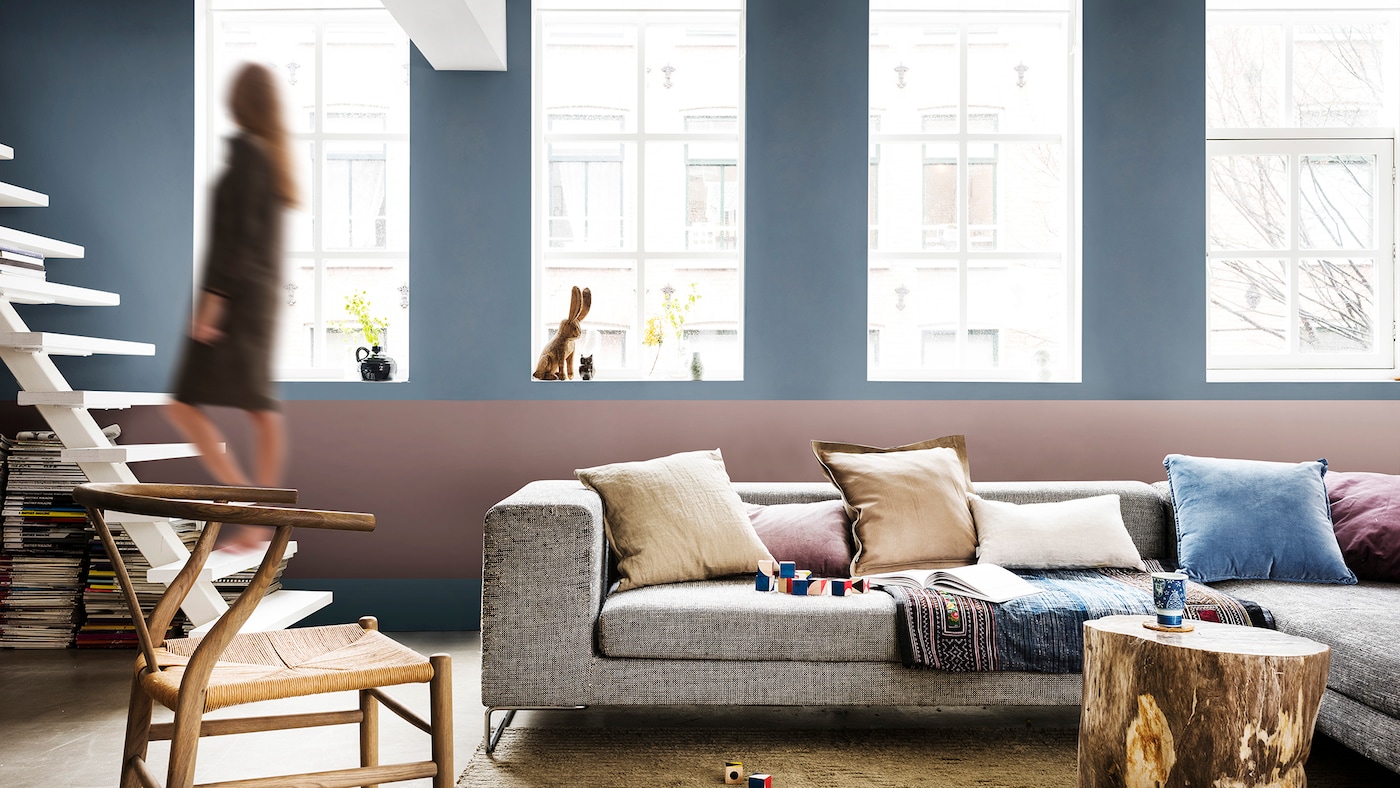 Stueinspirasjon med farger i dempet blått og dempet rødt