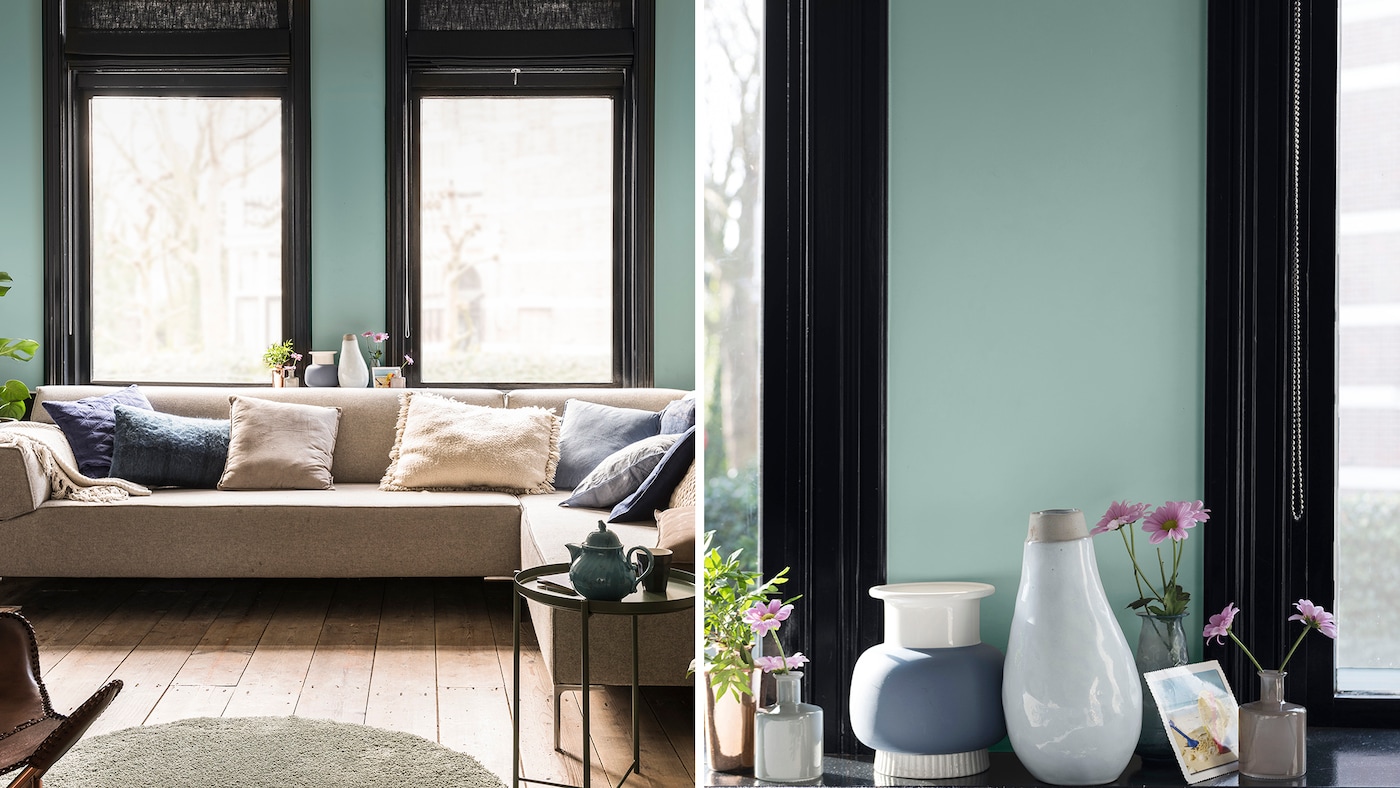 Blå-grønn veggfarge og sorte karmer 