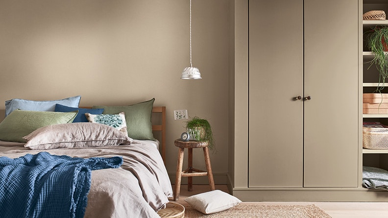 Ensfarget-fargepallett-på-soverommet