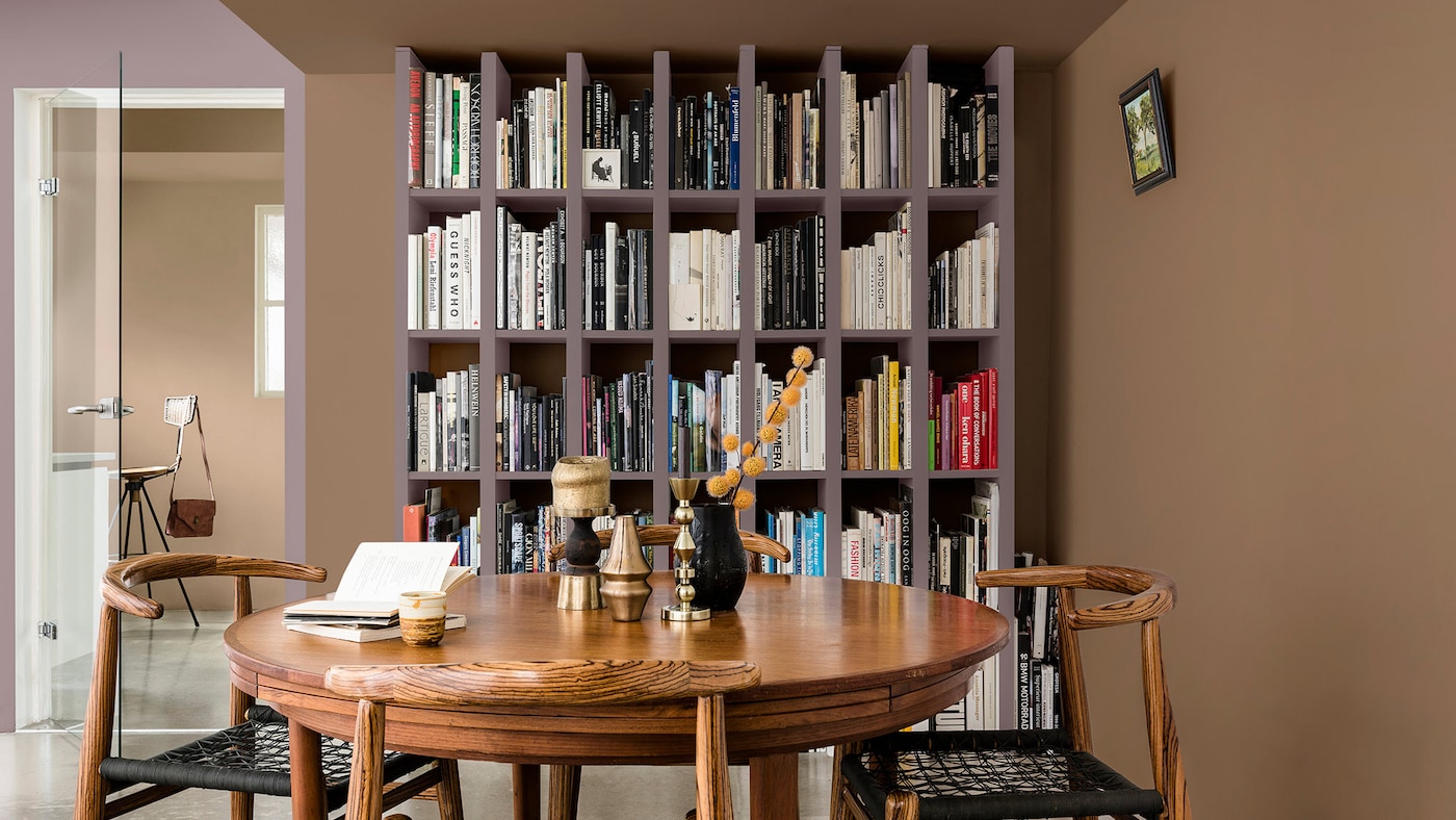 Spisestuen er malt i brente gule og rosa farger