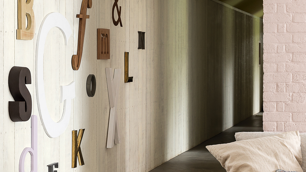 Fra gulnet panel til hvitkalkede vegger