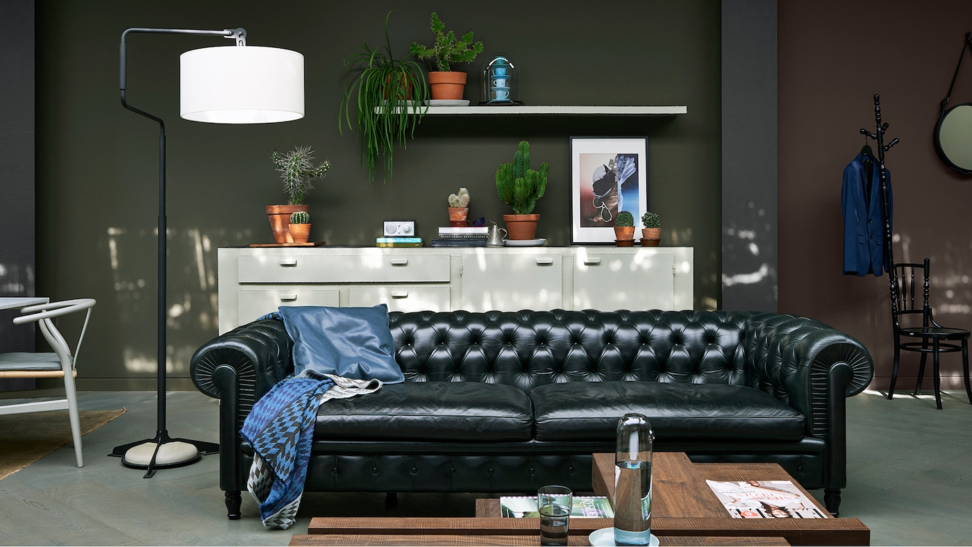 Mørk grønnfarge på stueveggen gir en rolig atmosfære