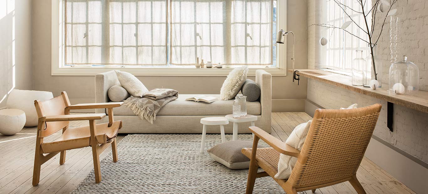 Rom som fanger opp soloppgangen ser mest variasjon i lys gjennom dagen. Ved daggry har lyset en svakt rosa nyanse, som raskt endres til blått etter hvert som morgenen lysner.