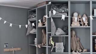 Hylle og vegg malt i samme farge