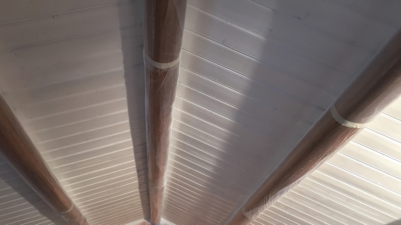 Hyttetak spraymalt plast