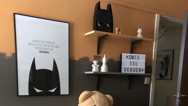 Hvitelinjer lionheart malt batman paa barnerom