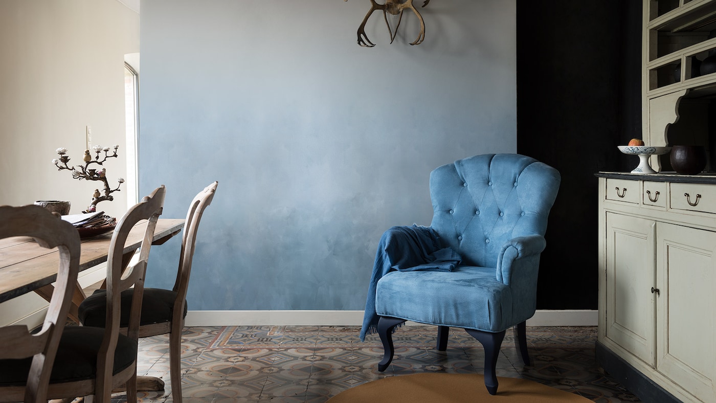 Blå farger i spisestuen malt i ombre effekt