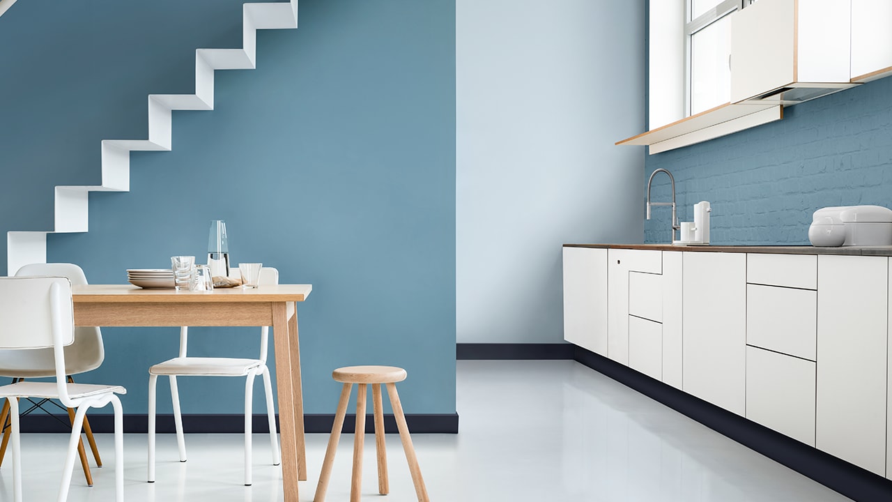 Cf17 Årets farge Denim Drift malt på kjøkkenveggen