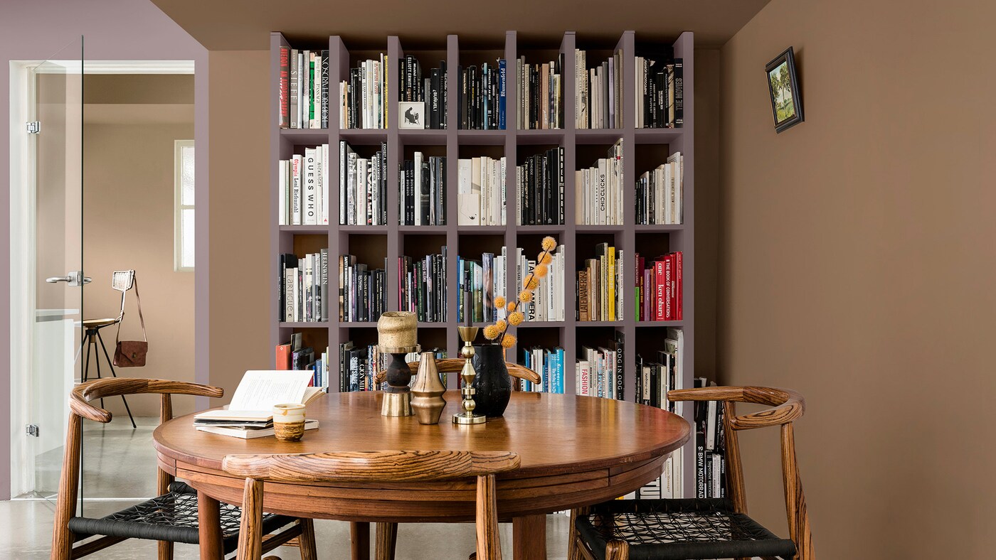 Spisestuen er malt i brente gule og rosa farger