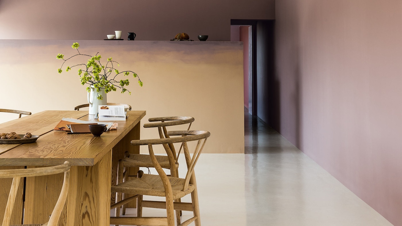 Mal spisestuen i gule og rosa farger